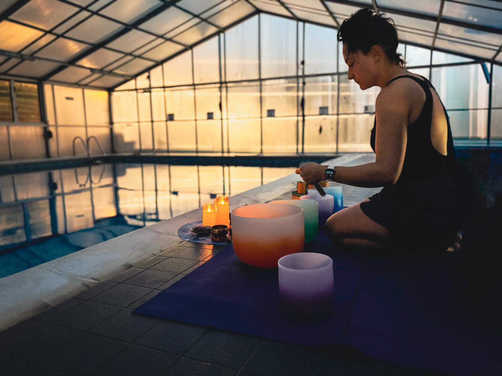 Sound bath - playing singing bowls